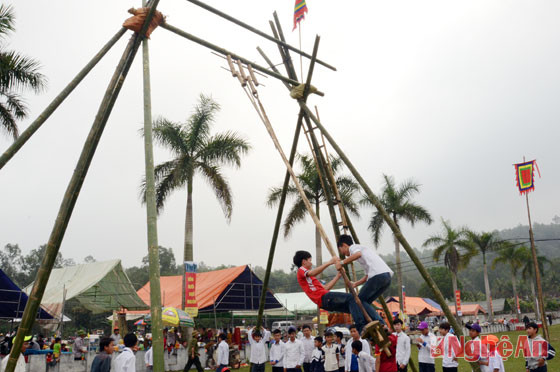 ...Và tham gia các hoạt động thể thao, trò chơi dân gian của lễ hội như Đu tiên.