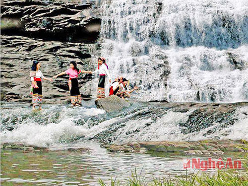 Thác 7 tầng ( xã Hạch Dich) cách Đền Chín Gian và Thị trấn Kim Sơn 12- 15 km. Đường vào thác 7 tầng khá thuận lợi, đường nhựa rộng.  Thác có nhiều nhủ đá đẹp.
