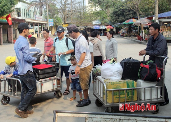 Các chuyến tàu từ Sài Gòn về ga Vinh chậm hơn so với dự kiến nhưng đa phần hành khách đều thông cảm cho ngành đường sắt.