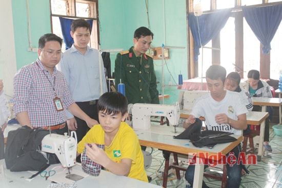 : Tham quan nơi học tập của Trung tâm Dạy nghề Người tàn tật tỉnh Nghệ An