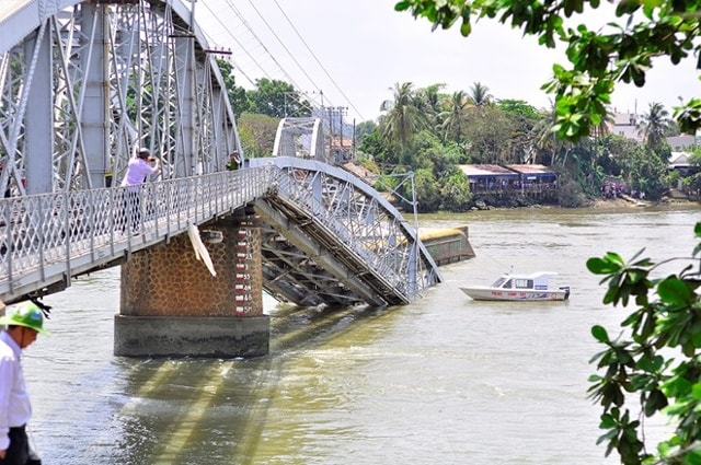 Cầu Ghềnh bị sà lan đâm sập. Ảnh: Ngọc An 