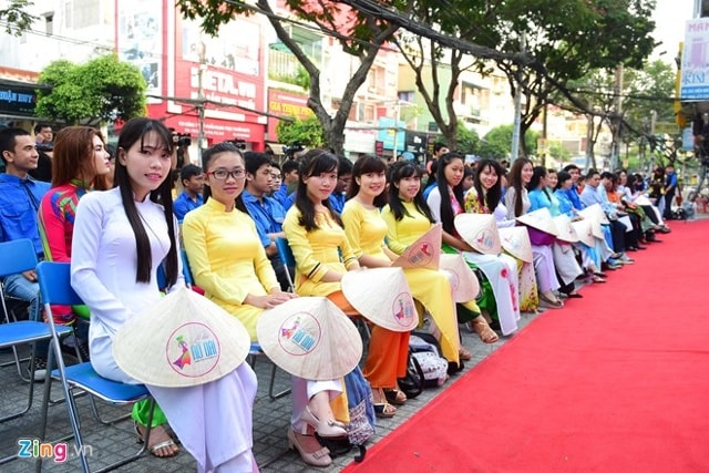 Trung tâm Xúc tiến Du lịch Thành phố phối hợp Nhà Văn hóa Sinh viên tổ chức Hành trình xe đạp Thành phố tôi yêu với sự tham gia của 200 sinh viên tại TP HCM. Hoạt động thuộc khuôn khổ Lễ hội Áo dài TP HCM lần thứ 3.