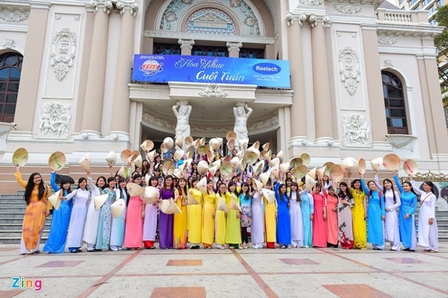 Đặc biệt, chương trình có sự góp mặt của 100 cô gái trong tà áo dài duyên dáng cùng xuống phố.