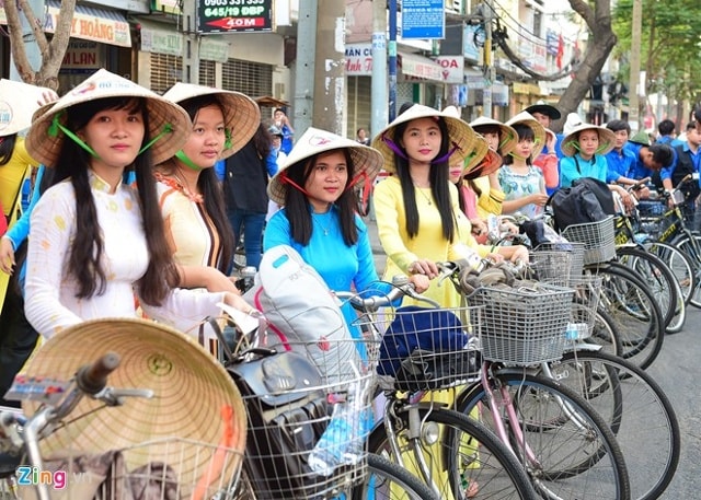 Ở điểm tập trung khác, các thiếu nữ Việt cùng đoàn thanh niên nhiệt tình hưởng ứng hành trình xe đạp Thành phố tôi yêu.