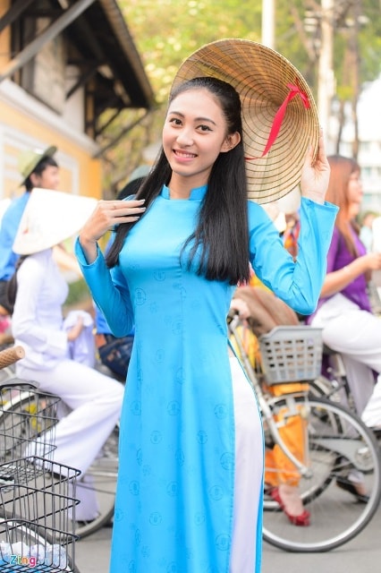 Một nữ sinh điệu đà với tà áo màu xanh, quần trắng nền nã. Cô tạo dáng cùng nón lá khi được chụp ảnh. Nữ sinh cho biết, bản thân cảm thấy tự hào khi được tham gia sự kiện. Đây là một trong những hoạt động ý nghĩa khơi gợi tình yêu giá trị văn hóa ở người Việt.