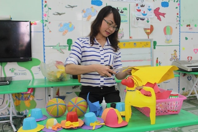 Ngoài có khả năng múa hát, cô giáo Thúy còn rất khéo tay trong việc làm ra các đồ dùng học tập, bày trí đồ chơi cho các cháu.