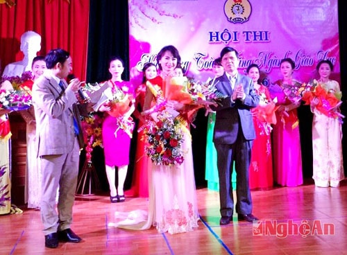 Ban tổ chức trao giải Nhất cho thí sinh Nguyễn Phương Thúy- Trường Mầm non xã Sơn Hải.