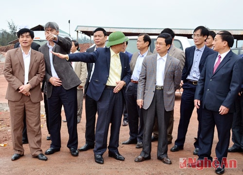 Đồng chí Nguyễn Xuân Sơn nghe báo cáo tiến độ xây dựng Trạm nghiền Clinker ở Nghi Thiết.