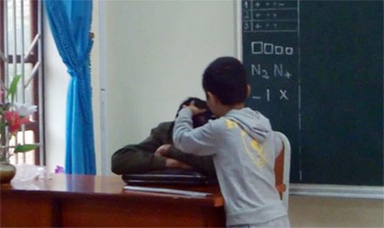 Hình ảnh Thầy Tưởng và học trò trong lớp học ( ảnh cắt từ clip)