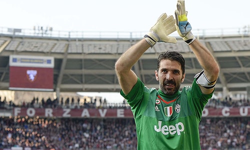 buffon-gui-thu-tri-an-khung-go-sau-khi-lap-ky-luc