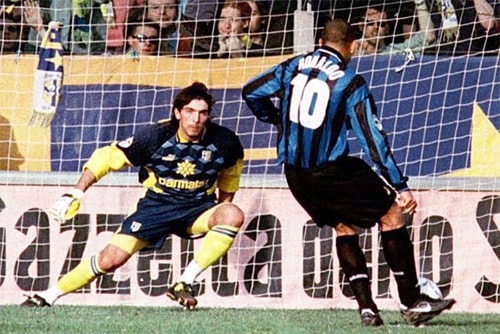 buffon-gui-thu-tri-an-khung-go-sau-khi-lap-ky-luc-1