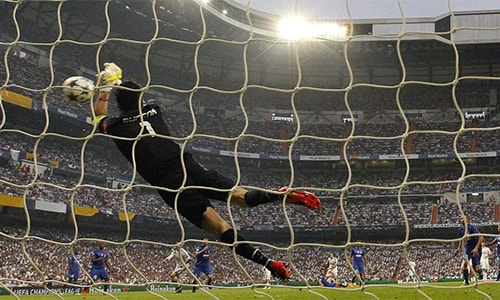 buffon-gui-thu-tri-an-khung-go-sau-khi-lap-ky-luc-2