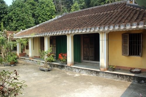 Nằm cách thành phố Tam Kỳ (Quảng Nam) hơn 30 km, làng cổ Lộc Yên (xã Tiên Cảnh, Tiên Phước) nổi tiếng với những ngôi nhà cổ đẹp. Trong đó có ngôi nhà gần 200 năm của ông Nguyễn Đình Hoan (56 tuổi).