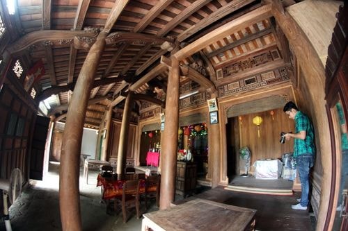 Ngôi nhà rộng hơn 100 m2, làm bằng hàng trăm m3 lõi gỗ mít rừng, do những người thợ mộc nức tiếng ở làng Văn Hà, nay là xã Tam Thành, Phú Ninh, dựng. Toàn bộ căn nhà cũng như bàn ghế, sập... còn chắc chắn. Ông Hoan kể, năm 1939 lúc đó ông Ngô Đình Diệm vào thăm anh trai Ngô Đình Khôi đang làm Tổng đốc Nam Ngãi (nay là Quảng Nam, Quảng Ngãi), nghe tiếng ngôi nhà này đẹp đã tìm đến xem và gạ mua.