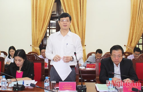 Đồng chí Lê Xuân Đại - Phó Chủ tịch Thường trực UBND tỉnh báo cáo tình hình KT-XH, quốc phòng an ninh và công tác đối ngoại 3 tháng đầu năm 2016. 