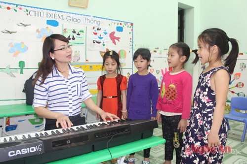Giờ lên lớp của cô giáo viên Mầm non Nguyễn Phương Thúy ( SN 1982, ở xã Quỳnh Ngọc), đạt giải Nhất hội thi “ Nữ công toàn năng” ngành giáo dục huyện Quỳnh Lưu.