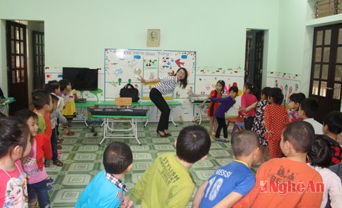 Nhờ có năng khiếu sở trường về âm nhạc nên trong mỗi tiết học, cô giáo Thúy luôn dạy cho các cháu về kỹ năng múa, hát, tạo nên sự hứng khởi, vui vẻ cho trẻ.