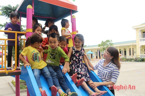  Cô Thúy cho biết: Để giúp các cháu mạnh dạn, tập trung trong quá trình học, bản thân cô phải biết nắm bắt tâm lý, gần gũi với từng cháu để có biện pháp hướng dẫn, dạy bảo tốt nhất. Trong ảnh: Cô Thúy đang hướng dẫn các cháu lớp 5 tuổi tập đếm.