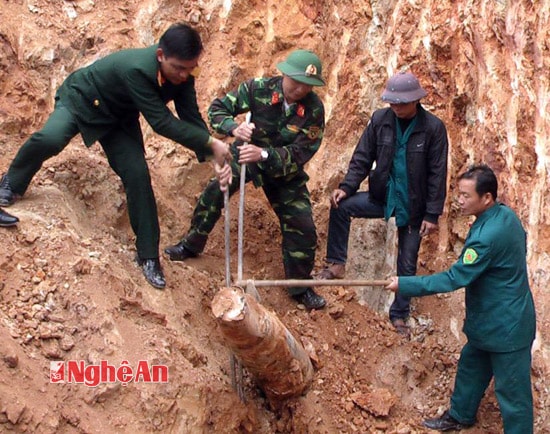 Lực lượng Công binh (Bộ CHQS tỉnh) phối hợp với Ban CHQS huyện Tân Kỳ tổ chức xử lý quả bom nặng 500 Bảng Anh 