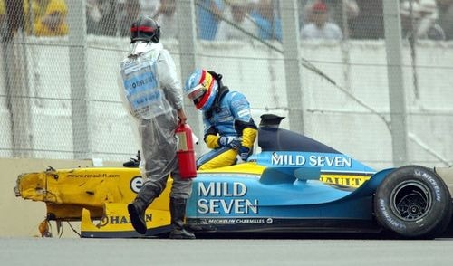 Tai nạn đầu tiên Alonso gặp phải là ở Brazil năm 2003. Xe của anh húc vào xe của Mark Webber, bay lên không rồi đâm vào tường. 