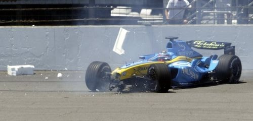 Tai nạn nghiêm trọng thứ hai mà Alonso đối mặt là ở đường đua Indianapolis năm 2004. Alonso mất lái. Mũi xe của anh kéo lê trên mặt tường. Xe của đua người Tây Ban Nha đâm vào những biển quảng cáo và không va chạm với xe khác.