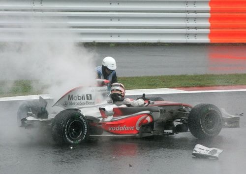 Tại Grand Prix Nhật Bản 2007, Alonso, khi ấy là đương kim vô địch hai năm liên tiếp, mất lái và đâm xe vào tường. 