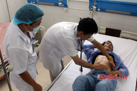 Bác sỹ Bệnh viện Lao và bệnh phổi Nghệ An thăm khám cho bệnh nhân.