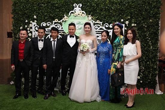 Chiều tối nay (22/3), đám cưới Á hậu Ngô Trà My được tổ chức tại một khách sạn sang trọng ở Hà Nội. Trong ngày cưới, Ngô Trà My nở nụ cười hạnh phúc sánh bước bên chồng.