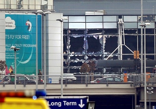 Sân bay Zaventem tan hoang sau vụ nổ bom vẫn chứa một quả bom thứ 3 chưa phát nổ. Ảnh: Reuters