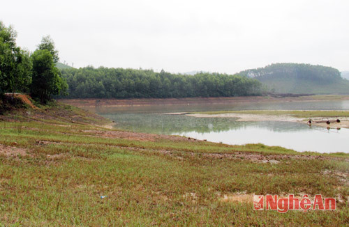 Đập Vệ Vừng trên địa bàn xã Đồng Thành tưới cho 1.700 ha đất sản xuất, hiện nay chỉ còn dưới 1/2 trữ lượng nước.