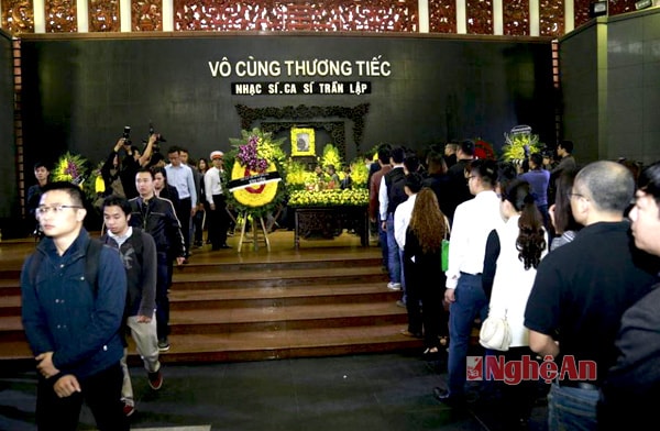 Quang cảnh đoàn người vào viếng nam ca sỹ