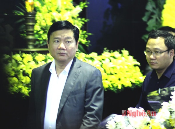 Tại lễ tang người ta thấy có sự xuất hiện của Bí thư Thành uỷ TP HCM Đinh La Thăng