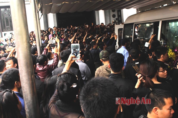 Phía ngoài Nhà tang lễ có hàng ngàn người