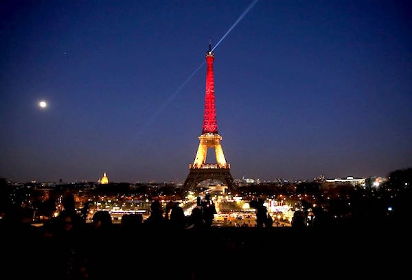 Tối 22/3, tháp Eiffel bắt đầu chuyển sang màu cờ Bỉ để tưởng nhớ các nạn nhân thiệt mạng trong vụ tấn công tại thủ đô Brussels. Ảnh: Le Parisien