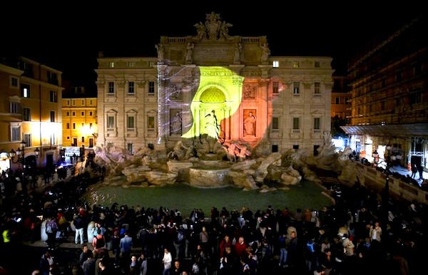 Tại Rome, Italia, sắc màu cờ Bỉ được chiếu lên đài phun nước Trevi nổi tiếng. Ảnh: Reuters
