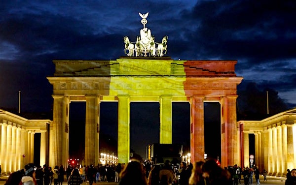 Cổng Brandenburg ở thành phố Berlin, Đức tối 22/3. Ảnh: Reuters