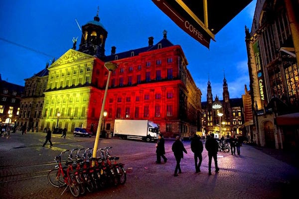 Cung điện Hoàng gia ở Amsterdam, Hà Lan cũng tràn ngập màu cờ Bỉ: Ảnh: AFP