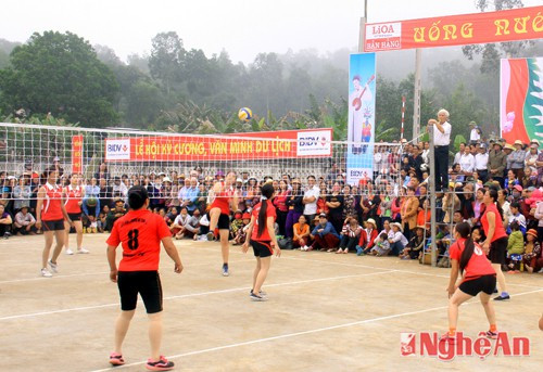 Thi đấu thể thao bóng chuyền trong lễ hội.
