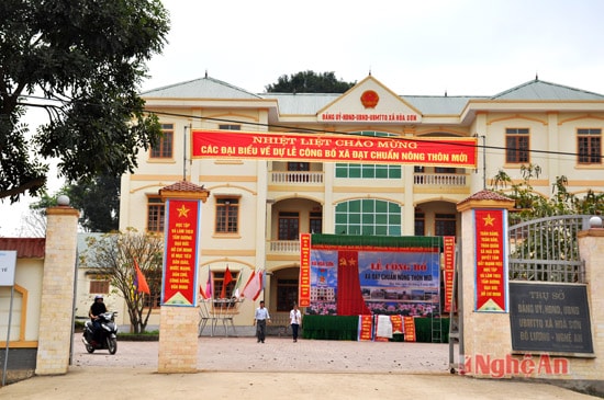 Trụ sở UBND xã Hòa Sơn được đầu tư khang trang với nguồn kinh phí trên 7 tỷ đồng dựa trên nguồn vốn Nhà nước và nhân dân cùng làm