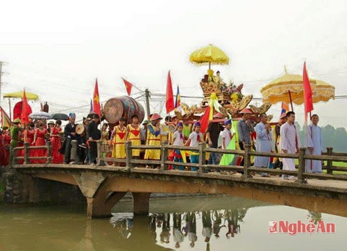 Lễ rước lên Rú Gám trước ngày khai hội.