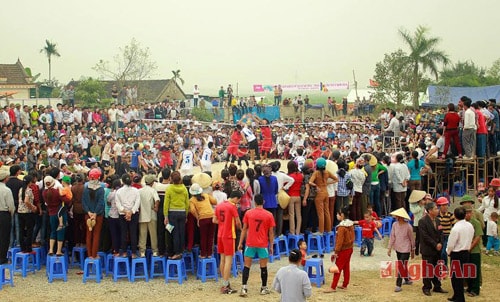 Người dân nô nức cổ vũ các trận đấu bóng chuyền tại Lễ hội.