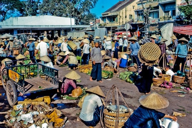 Cảnh buôn bán tấp nập tại chợ trung tâm của Mỹ Tho.