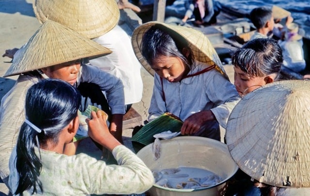 Cảnh buôn bán trên bờ sông Mekong.