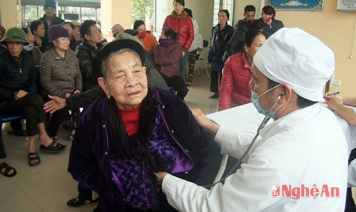 Người dân các xã vùng Đông Nam huyện Nghi Lộc được khám lao ngay tại Trạm y tế xã.