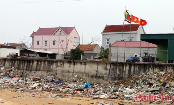 Tuyến đê biển Quỳnh Phương ngăn cắt cảng cá Quỷnh Phương và nơi ở của các hộ dân. Vậy nhưng từ nhiều năm nay luôn trong tình trạng ngập ngụa trong rác 