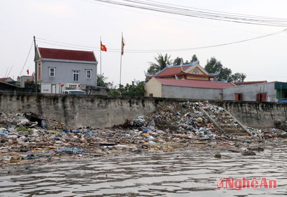 Phía bên kia bờ ( giáp với xã Quỳnh Lập), rác cũng được người dân vô tư đổ và đang hình thành bãi rác lớn