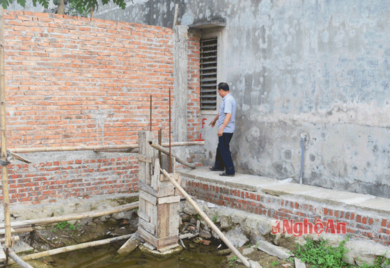 Bí thư Chi bộ K3, ông Nguyễn Hữu, ông Nguyễn Hữu Huynh bên vị trí mương bị xây bít.