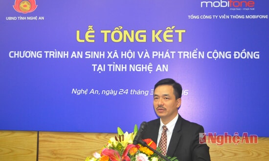 Ông Nguyễn Mạnh Hùng - Phó Tổng Giám đốc Mobifone - Đại diện Nhà tài trợ và gia đình gắn biển biểu trưng tặng nhà tình nghĩa