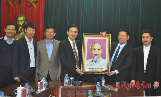 Đại diện lãnh đạo tỉnh trao quà lưu niệm là tấm ảnh chân dung Chủ tịch Hồ Chí Minh cho đoàn công tác của Tổng Công ty viễn thông Mibifone