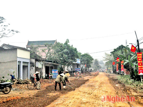 Người dân xã Thanh Tiên làm đường giao thông nông thôn.